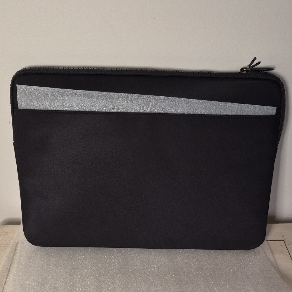 Kate Spade X Disney Minnie Mouse Laptop Sleeve in Black and Red NWT - Picture 2 of 7
